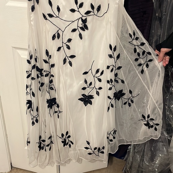 Size XXS. Worn once. White strapless dress with black beading - Picture 3 of 5